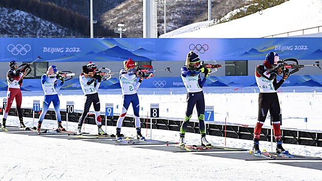 Biatlonistky bojují ve štafetovém závodě na zimních olympijských hrách v Pekingu na ZOH 2022. Čtvrtá zleva Markéta Davidová v akci. (16. února 2022)
