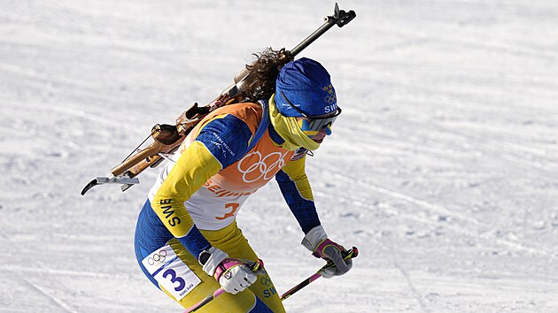 Biatlonistky bojují ve štafetovém závodě na zimních olympijských hrách v Pekingu na ZOH 2022. Hanna Oebergová ze Švédska v akci. (16. února 2022)