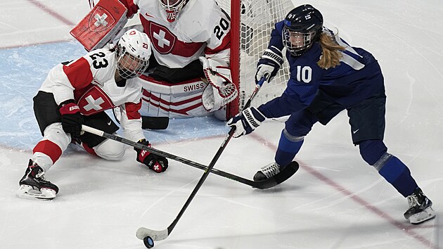 Finsko - Švýcarsko. Hokejistky bojují o bronzové medaile. Finka Elisa Holopainenová (10) na snímku v akci. (16. února 2022)