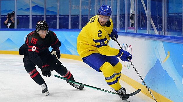 Olympijsk turnaj v lednm hokeji. tvrtfinle vdsko - Kanada. Kanaan Adam Tambellini (15) pronsleduje vda Christiana Folina (2). (16. nora 2022)