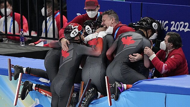 Muskou tafetu v rychlobruslen na krtk drze v Pekingu vyhrla Kanada ve sloen Hamelin, Dubois, Pierre-Gilles a Dion.(16. nora 2022)
