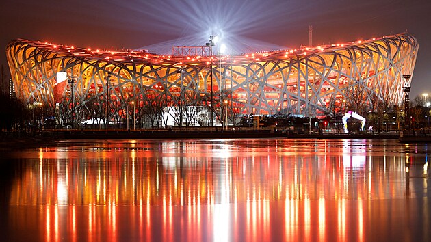 Svteln show na Nrodnm stadionu, znmm tak jako Pta hnzdo, bhem zkouky ped zvrenm ceremonilem zimnch olympijskch her v Pekingu 2022. (16. nora 2022)