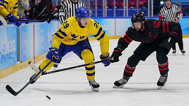 Olympijsk turnaj v lednm hokeji. tvrtfinle vdsko - Kanada. vd Pontus Holmberg (29) jede za pukem s Kanaanem Ericem Staalem (12). (16. nora 2022)