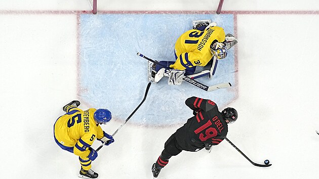 Olympijsk� turnaj v ledn�m hokeji. �tvrtfin�le �v�dsko - Kanada. �v�d Oscar Fantenberg (5) a brank�� Lars Johansson (31) br�n� Kana�anovi Ericu O'Dellovi (19). (16. �nora 2022)