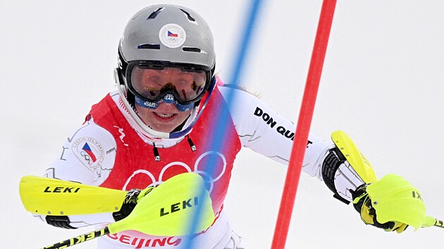 Ester Ledeck po sjezdu byla druh a nadji na medaili drela i po zdail slalomov jzd. (17. nora 2022)