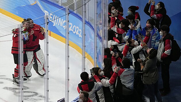 Po osmi letech se hokejistky Kanady opt vrac na olympijsk trn. Ve finlovm zpase si poradily se Spojenmi stty 3:2. (17. nora 2022)