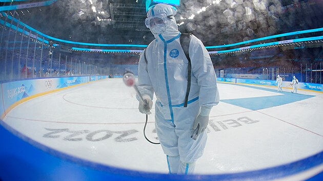 Pracovnk dezinfikuje ledovou plochu po enskm hokejovm zpase o zlatou...