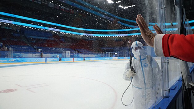 Pracovnk dezinfikuje ledovou plochu po enskm hokejovm zpase o zlatou medaili na ZOH v Pekingu 2022. (17. nora 2022)
