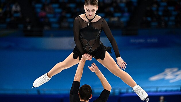 Krasobruslen krtk program sportovnch dvojic na ZOH v Pekingu 2022. Na snmku Jelizaveta ukov s Martin Bida. (18. nora 2022)