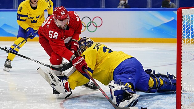 Olympijsk turnaj v lednm hokeji, semifinle Rusko - vdsko. Anton Slepyev pevzal na lev stran nahrvku o mantinel, klikou se vyhnul Folinovi, Lander u ho nezachytil, pot forhendov blafk zakonen po led k prav tyi. (18. nora 2022)