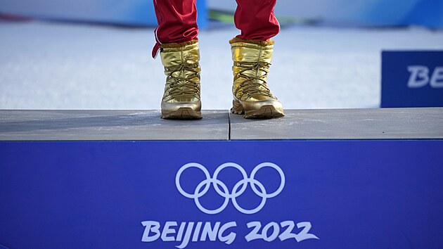Alexandr Bolšunov a jeho zlaté boty po závodu na 30 kilometrů volným stylem na ZOH v Pekingu 2022. (19. února 2022)