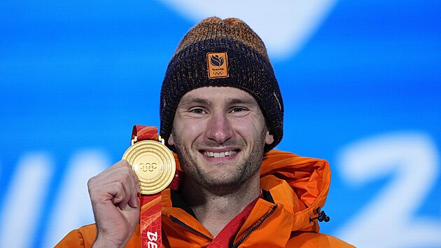 Thomas Krol z Nizozemska se svou zlatou medaili během medailového ceremoniálu...