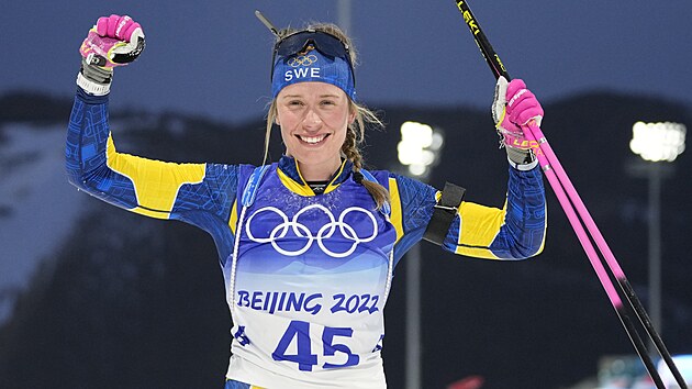 vdka biatlonistka Elvira bergov se raduje ze stbra ze sprintu na ZOH v Pekingu 2022. (11. nora 2022)