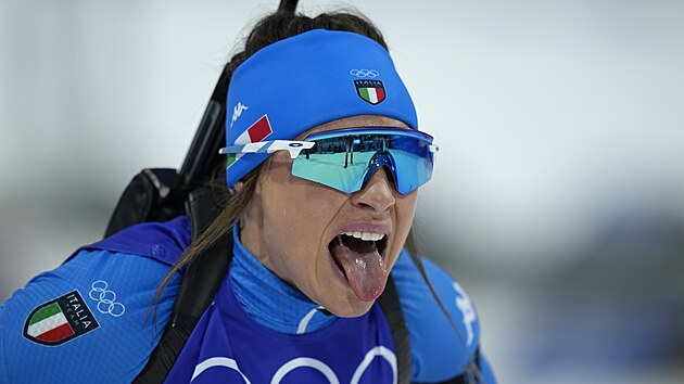 Italská biatlonistka Dorothea Wiererová v cíli sprintu na ZOH v Pekingu 2022....