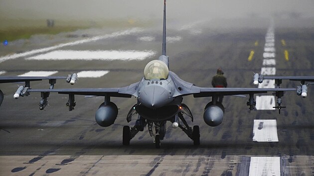 Letoun F-16 amerických vzdušných sil na rumunské základně Fetesti