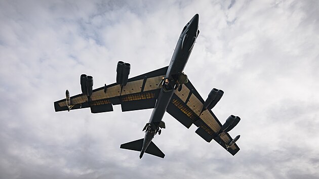 Americk bombardr B-52 pistv v britskm Fairfordu (10. nora 2022)