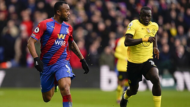 Jordan Ayew (vlevo) za tm Crystal Palace chce dostat m z dosahu hre Chelsea Malanga Sarra