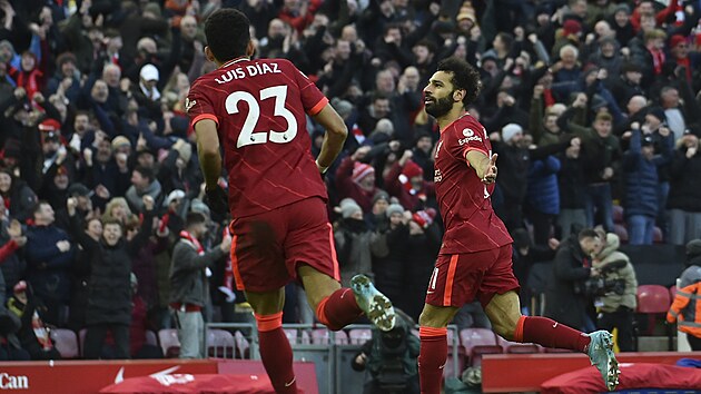 Mohamed Salah (vpravo) za Liverpool slav gl v utkn proti Norwich City. K oslav se pipojuje spoluhr Luis Diaz (zdy).