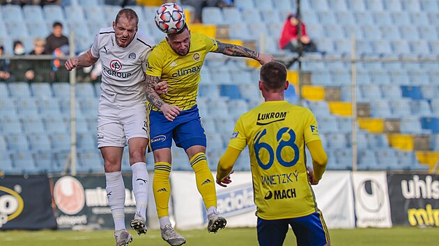 Vzdun souboj o m mezi Vlastimilem Dankem za Slovcko (vlevo) a Antonnem Fantiem za tm FC Fastav Zln. Situaci pihl zlnsk Jakub Janetzk.