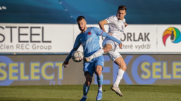 Jakub Hromada ze Slavie si kryje m ped Lukem Sadlkem ze Slovcka.