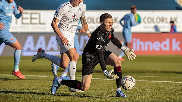 Ale Mandous (Slavia) rozehrv balon v utkn proti Slovcku.
