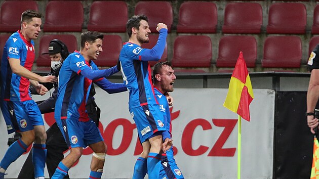 G�lov� radost Tom�e Chor�ho z Plzn�. Nad n�m stoj� Milan Havel.