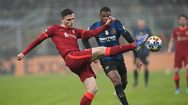Andrew Robertson (Liverpool) odehrv balon ped Denzelem Dumfriesem z Interu.