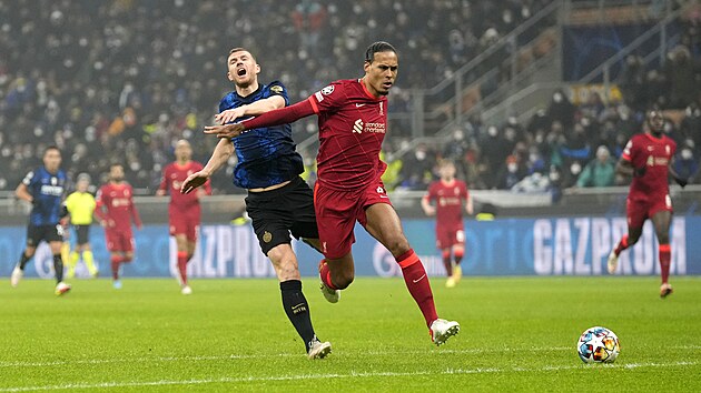 Virgil van Dijk z Liverpoolu nedv prostor Edinu Dekovi z Interu.