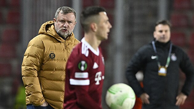 Sparansk trenr Pavel Vrba bhem utkn Konferenn ligy proti Partizanu.