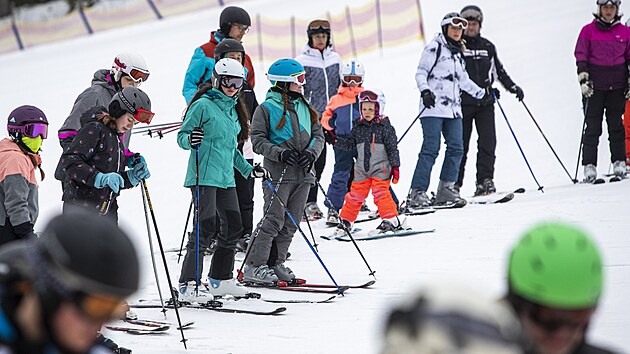 O ubytov�n� v horsk�ch boud�ch s nep��li� velk�mi kapacitami bojuj� krom� st�l�ch host� i �koln� ly�a�sk� v�cviky. �koly �asto m�vaj� jednu, kam se ka�doro�n� vracej� po generace. (leden 2022)