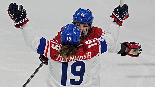 esk hokejistky Natlie Mlnkov a Kateina Mrzov slav vstelenou branku na olympijskch hrch.