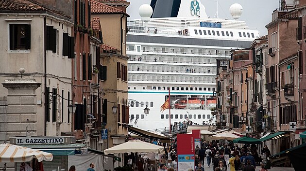 Jedna z vlajkovch lod spolenosti Crystal Cruises doslova v ulicch italskch Bentek. Firm zlomil vaz covid. (22. z 2019)