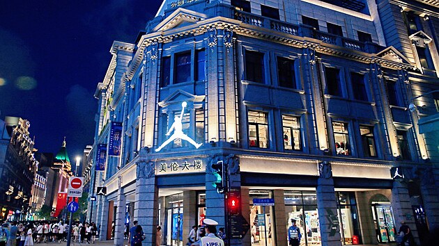Prel domu s obchodem znaky Nike Air Jordan na ulici Nan-ing v anghaji (21. ervence 2021)