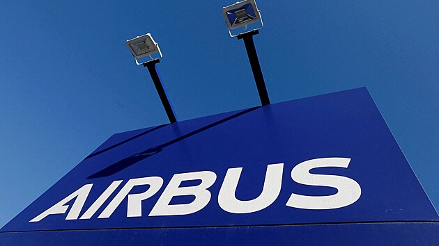 Logo spolenosti Airbus v jeho ústedí ve francouzském Blagnac nedaleko...