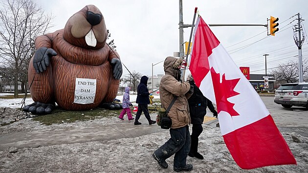 Protesty proti koronavirovm omezenm zablokovaly ti peshranin pechody mezi Kanadou a USA. Blokace zashly mstn ekonomiku a zpsobily dlouh kolony. (10. nora 2022)