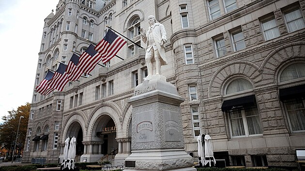 Historickou budovu Old Post Office ve Washingtonu v blzkosti Blho domu petvoil bval exprezident Donald Trump v luxusn hotel. (15. listopadu 2021)