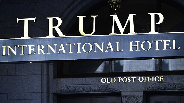 Historickou budovu Old Post Office ve Washingtonu v blzkosti Blho domu petvoil bval exprezident Donald Trump v luxusn hotel. (15. nora 2022)