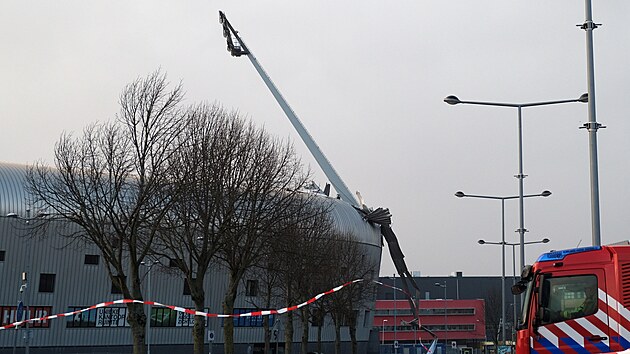 Bouře Eunice poškodila v nizozemském Haagu střechu místního fotbalového stadionu (18. února 2022