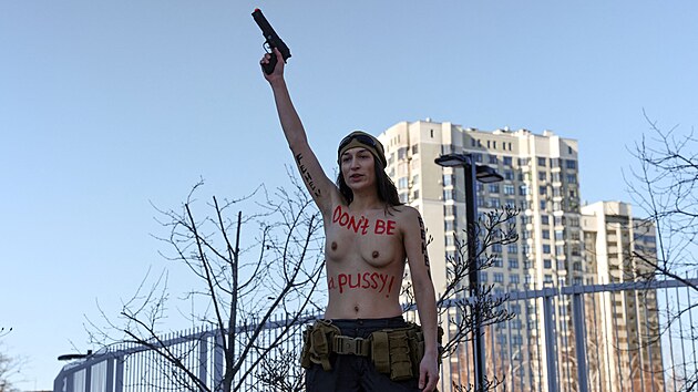 Americk ambasda na Ukrajin se kvli obavm z invaze pesunula z Kyjeva do Lvova. Aktivistce hnut Femen se to nelb (15. nora 2022)