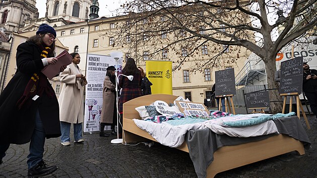 Organizace usiluj o zmnu definice znsilnn v zkon, podaly v Praze happening (15. nora 2022)