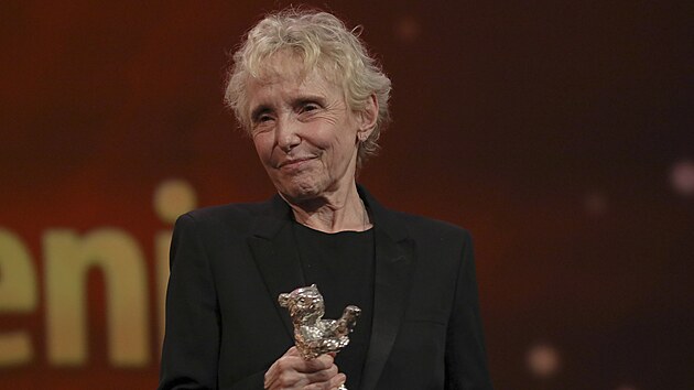 Reisrka Claire Denis pebr Stbrnho medvda za nejlep reii bhem slavnostnho pedvn cen na Mezinrodnm filmovm festivalu Berlinale (16. nora 2022.)