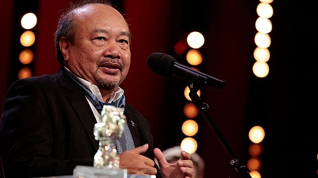 Reisr Rithy Panh pebr Stbrnho medvda za mimodn umleck pnos za film na Mezinrodnm filmovm festivalu Berlinale (16. nora 2022.)