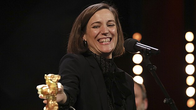Carla Simonov� p�eb�r� Zlat�ho medv�da za nejlep�� film za sv�j film Alcarras b�hem slavnostn�ho p�ed�v�n� cen na Mezin�rodn�m filmov�m festivalu Berlinale. (16. �nora 2022)