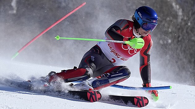 Henrik Kristoffersen bhem prvnho kola olympijskho slalomu v Pekingu.