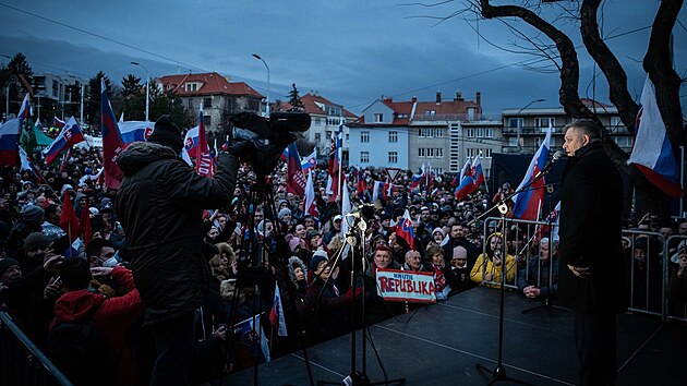 Pedseda slovensk opozin strany Smr-SD Robert Fico vystoupil na demonstraci proti schvlen obrann dohody Slovenska se Spojenmi stty. (8. nora 2022)