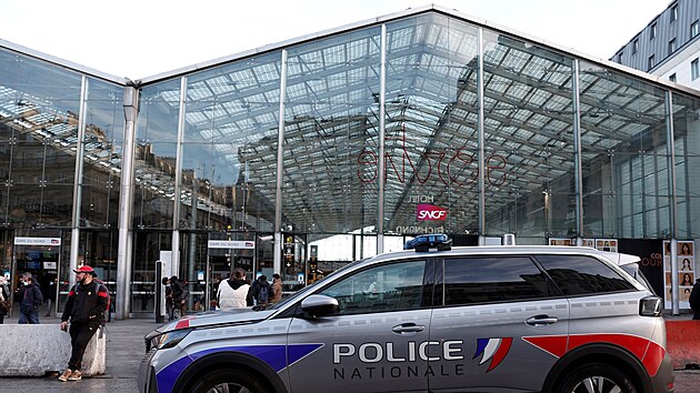 Mu s noem ohrooval policisty na paskm ndra Gare du Nord. Policie ho zastelila. (14. nora 2022)