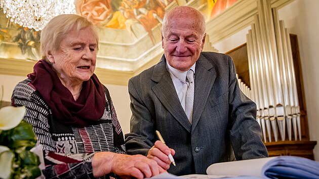 Manželé Zdeněk a Ivanka Knotovi v sobotu oslavili v českobudějovické obřadní síni platinovou svatbu. Na stejném místě se brali 2. února v roce 1952.