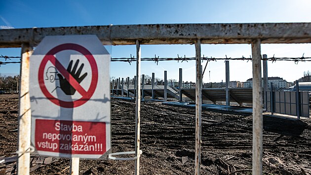 Letn� stadion v Pardubic�ch za��n� m�t sv� obrysy.