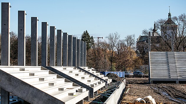 Letn� stadion v Pardubic�ch za��n� m�t sv� obrysy.