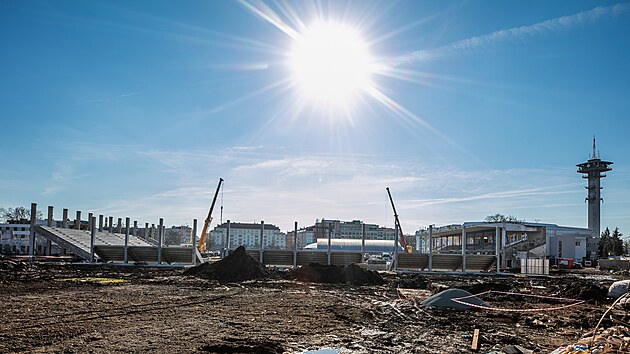 Letn� stadion v Pardubic�ch za��n� m�t sv� obrysy.